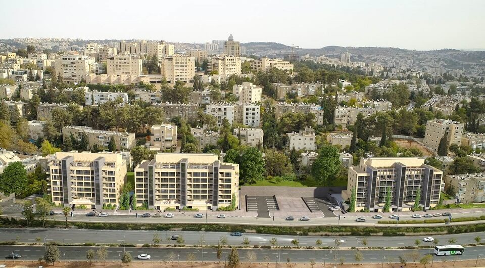 בניינים וכביש